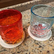客室のコップが琉球グラスで高まります