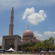 1999年完成のピンク色のモスク