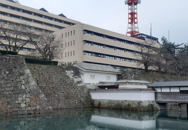 現在は県庁と福井県警本部があります