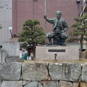 どっしりとした柴田勝家の銅像でした
