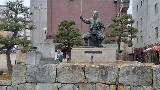 どっしりとした柴田勝家の銅像でした