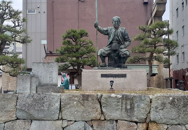 どっしりとした柴田勝家の銅像でした