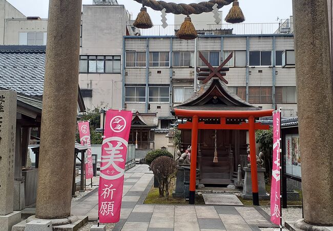 福井駅からすぐ。柴田勝家をまつる神社