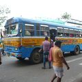 コルカタで乗り合いバスを利用するには、慣れが必要かもしれません。