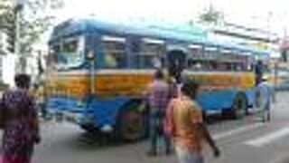 コルカタで乗り合いバスを利用するには、慣れが必要かもしれません。