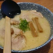 魚介豚骨スープに背脂がどっちゃり、 これが此所の(らー麺の)基本スタイル。