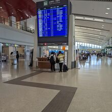 那覇空港国内線旅客ターミナルビルの風景。