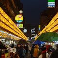 店頭に日本語表示があり、分かりやすい夜市です