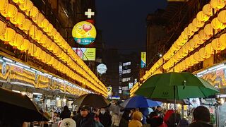 店頭に日本語表示があり、分かりやすい夜市です