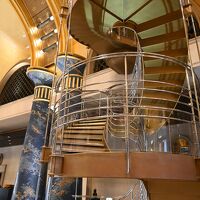 広いロビーの中央にある螺旋階段