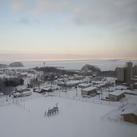 窓からオホーツク海と流氷が見える