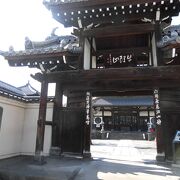 周辺の寺とは一線を画す雰囲気のお寺