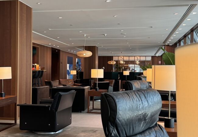 Cathay Pacific First and Business Class Lounge