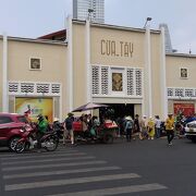 市街地の中心に位置する市場