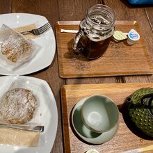 シュークリーム、紅茶、アイスコーヒー