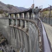 湖水は透明度が高くて、コバルト色をした独特の色をしていて、神秘的