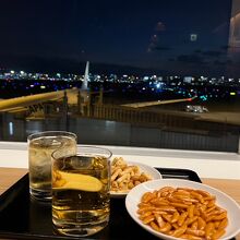 ラウンジからの空港夜景、と食事