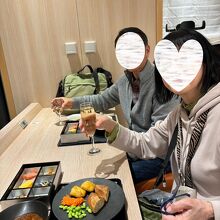 買うん席で食べて飲んでゆっくりしました