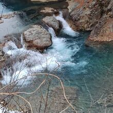 『四万ブルー』と言われる神秘的な色