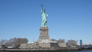ニューヨークといえば自由の女神　島に行くには時間がかかる