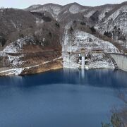 四万川ダムせせらぎ資料館の前の丘にある奥四万湖展望台からの景色がおすすめ