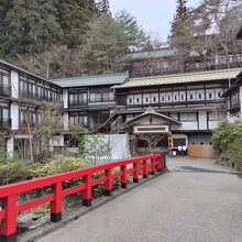 赤い慶雲橋と本館入り口