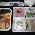 ANA羽田からミュンヘン空港への初フライト、B787-900の機内食は珍しくパックのお豆腐がありました。