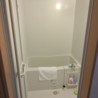 手前にはトイレと洗面台があります。