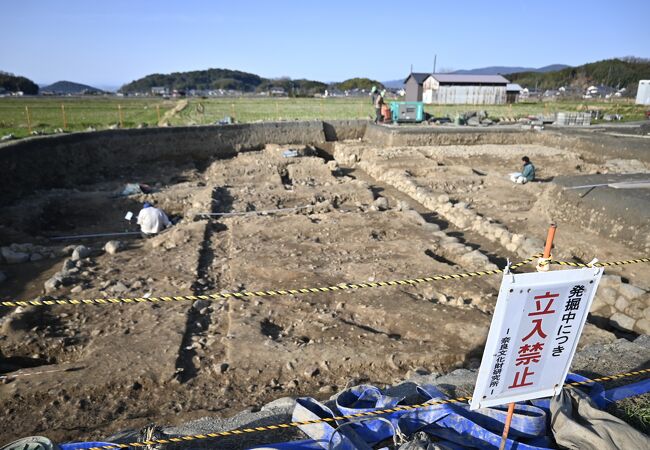 最近、斉明天皇以前の時代のものとみられる掘立柱の塀の跡が見つかりました