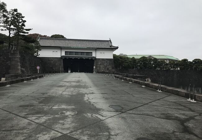 坂下門（江戸城跡）：移築され皇居の門に