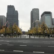 行幸通り（東京都千代田区）：東京駅赤レンガ旧駅舎（丸の内中央口）から皇居前の内堀通りを一直線に結ぶ