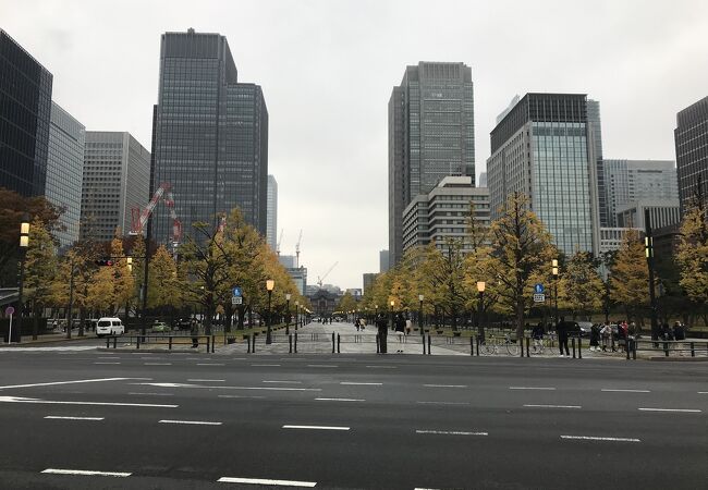 行幸通り（東京都千代田区）：東京駅赤レンガ旧駅舎（丸の内中央口）から皇居前の内堀通りを一直線に結ぶ