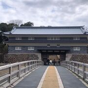 海鼠壁の目地が黒漆喰でできています。黒漆喰とはまた違った雰囲気で感動しました。