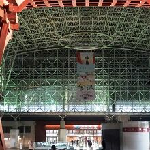 《金沢駅》(東口)「おもてなしドーム」と「鼓門」