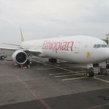 空港内からエチオピア航空機を見ています