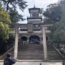 《尾山神社》石鳥居付近