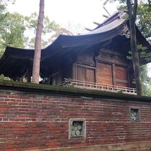 《尾山神社》「本殿」と美しいレンガ塀