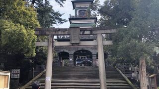"はじめてこんな珍しい神門を見ました。三階層になっていて3層目に色とりどりのギヤマンがはめ込まれていました。