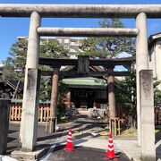 百万石通りを挟んで近江町市場の反対側にあります。そして、市媛神社は、近江町市場の氏神です。