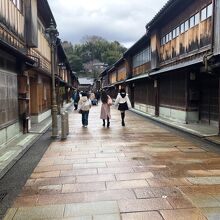《ひがし茶屋街》メーン通りの街並風景