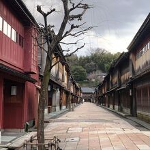 《ひがし茶屋街》メーン通りの街並風景