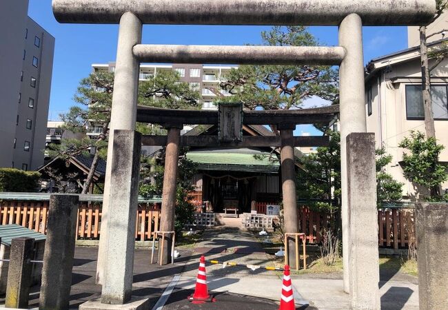 百万石通りを挟んで近江町市場の反対側にあります。そして、市媛神社は、近江町市場の氏神です。