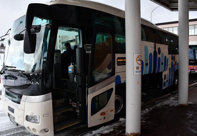 秋田空港行きリムジンバスの乗り場もあります