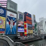この橋から見るグリコの看板は、大阪を象徴する景観