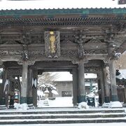 立派な山門と彫刻が印象的な寺院