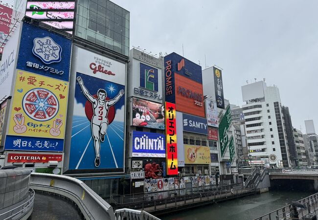 この橋から見るグリコの看板は、大阪を象徴する景観