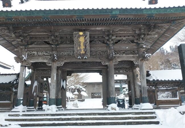 立派な山門と彫刻が印象的な寺院