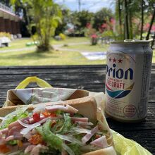 ランチはお庭のベンチで食べるのがお勧め