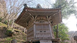 飯盛山の麓近くに立地するお堂