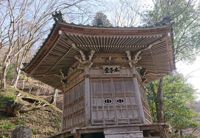 飯盛山の麓近くに立地するお堂